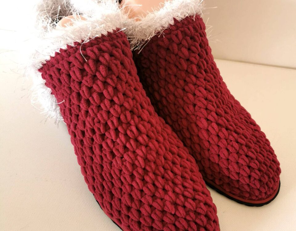 Pantofole artigianali in filato ciniglia lavorate all'uncinetto, misura 37 - un regalo perfetto per un comfort assoluto in casa!